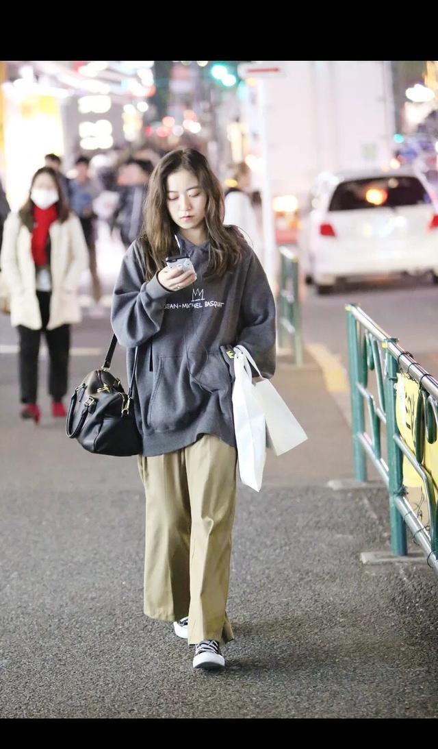 日本素人街拍中的黑白匡威合辑