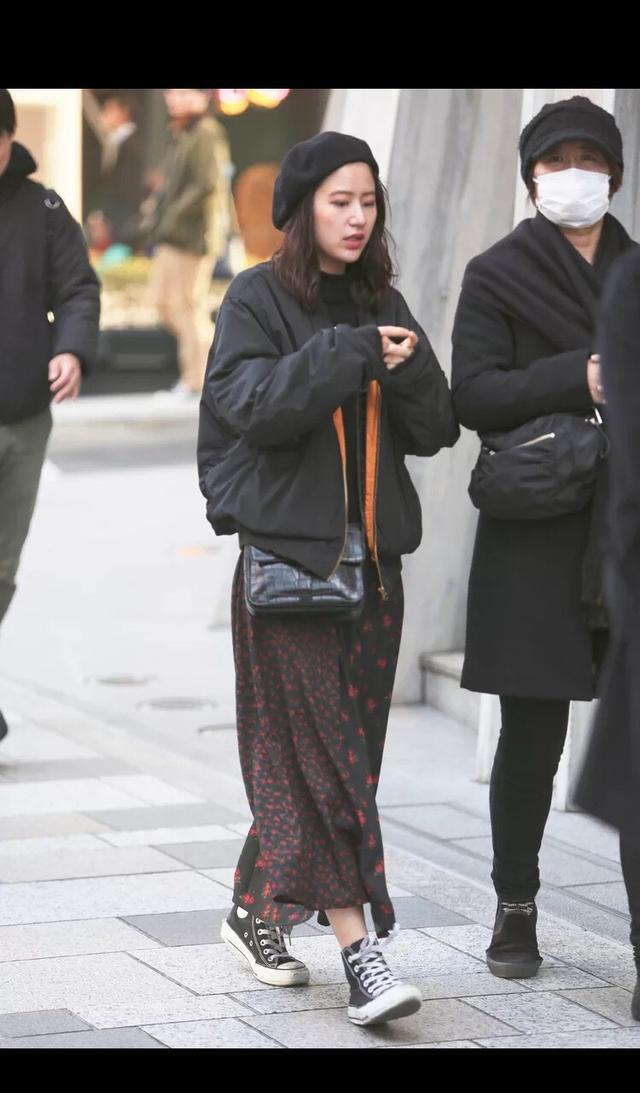 日本素人街拍中的黑白匡威合辑