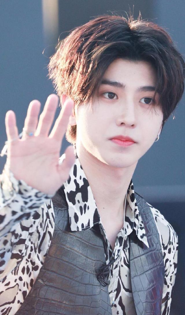 猫科本猫无误 坤坤打歌上班搭配神似雪豹