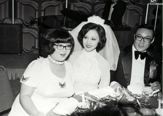 像何莉莉就是真爱自己老公赵世光而心甘情愿嫁给他的.