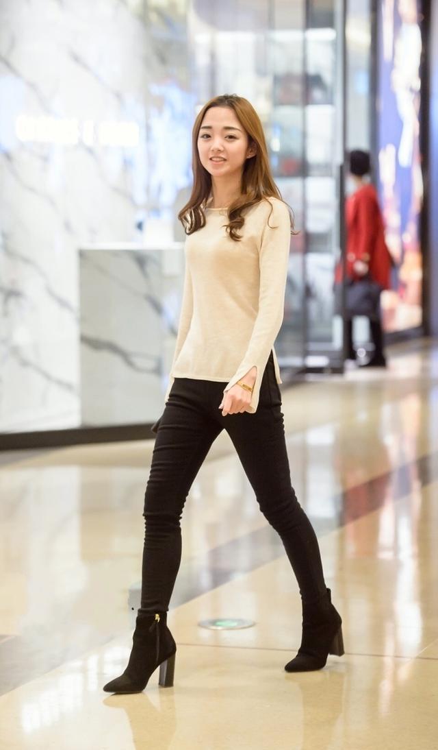 有点罗圈腿喜欢穿牛仔紧身裤,小姐姐教你如何穿搭避免尴尬