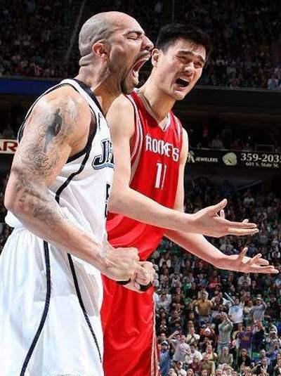 布泽尔真能打爆姚明?对比两人20次交手数据 结果令人尴尬