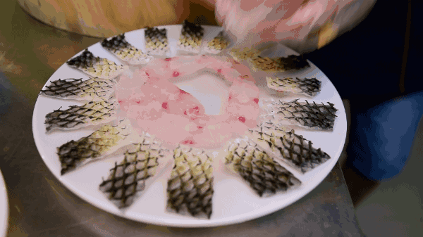 不得不佩服师傅们精湛的刀功和摆盘一整条鱼,不同的部位,不同的切法和