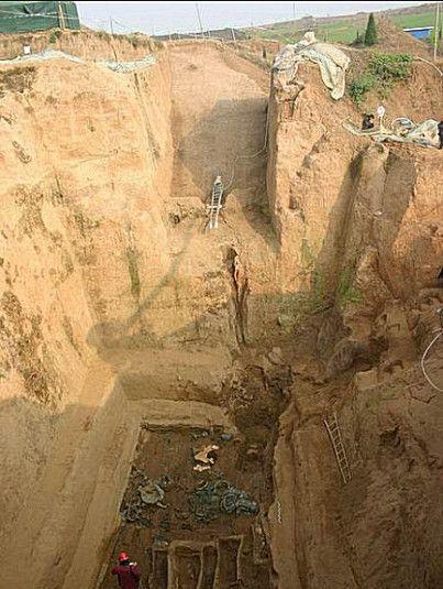 主要是在墓道顶和墙壁隐蔽处固定若干金属滑轮,利用滑轮将巨石吊起,悬