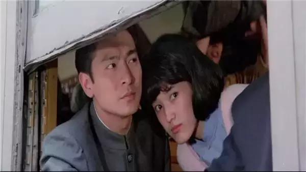 两人在电影上面最早是在成龙大哥的《醉拳2》中合作,刘德华客串出演