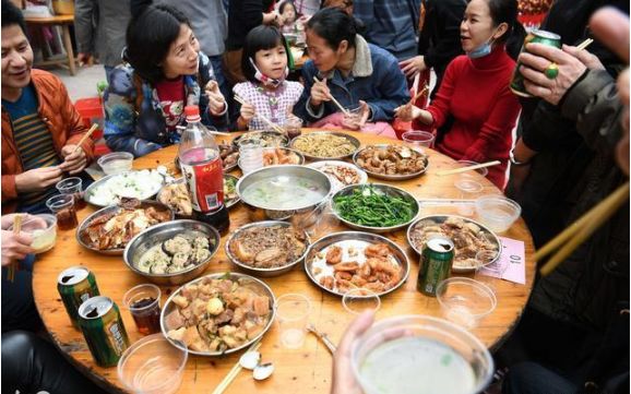 领完结婚证去婆家吃饭,偶然看到饭桌下的一幕,我当场发飙了!