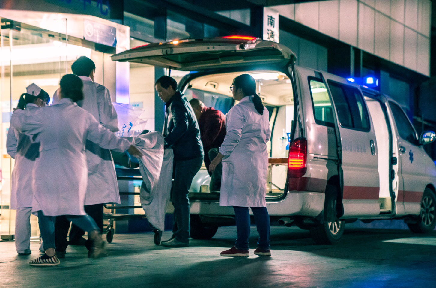 医务工作者们的夜班 cr