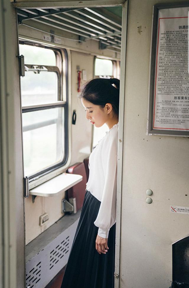 旅途中在火车车厢里的甜美女孩, 优雅迷人
