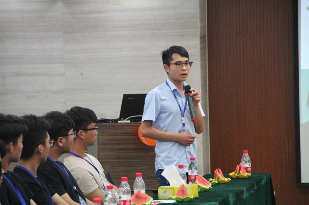 公务员面试题:新入职被同事排挤怎么办?