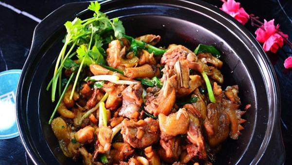 干锅脆皮狗,采用干锅菜肴做法制作带皮狗肉,此菜口味香辣,肉美皮滑.