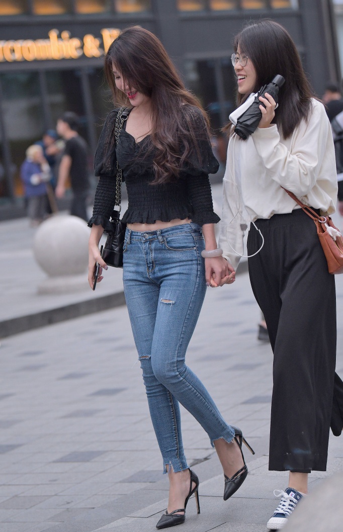 紧身牛仔裤凸显小姐姐细长美腿亭亭玉立带点小性感