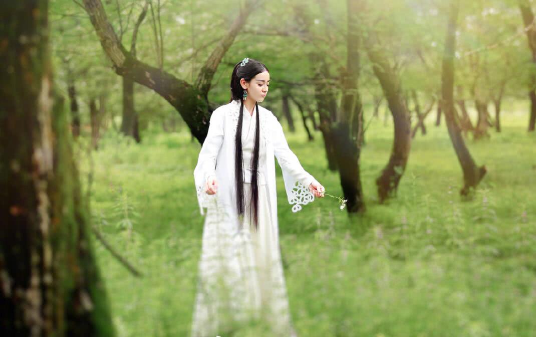 迪丽热巴晒古装剧照如仙女下凡,网友:白衣如歌美得让人无法呼吸