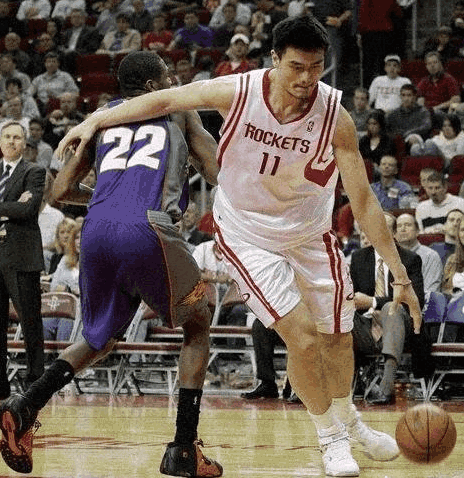NBA历史上哪位中锋运球最好？