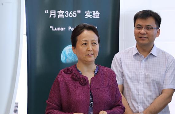 刘红介绍情况据报道,这次还新增了一个植物舱,所种植的蔬菜,农作物