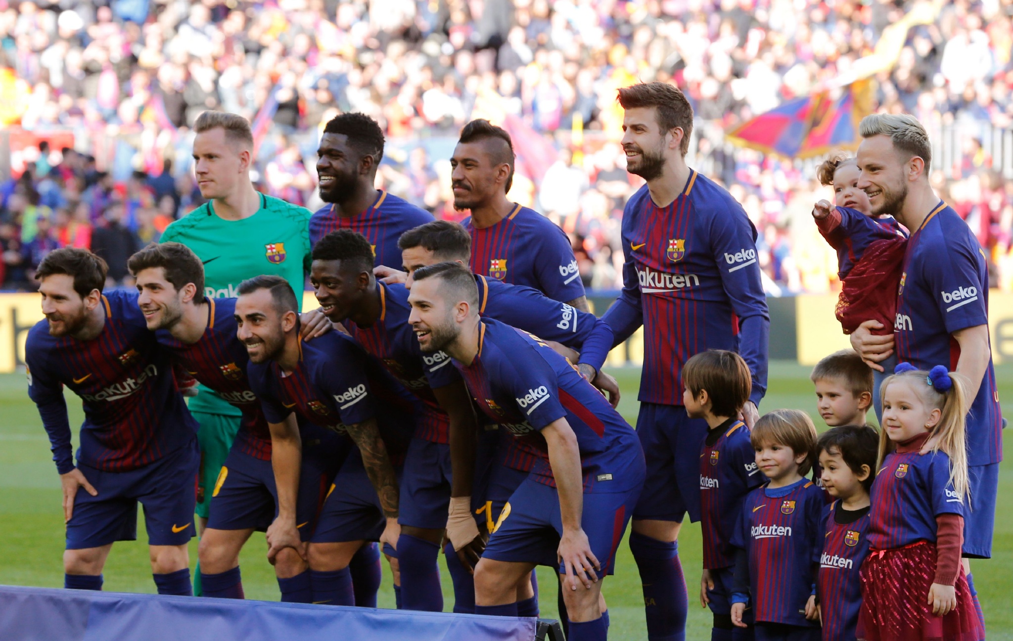 昨夜巴塞罗那首发17人合影.2018年3月19日_新浪看点