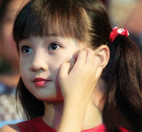 林妙可与小学生合影暴露真实身高,粉丝气不过把偶像p成大长腿