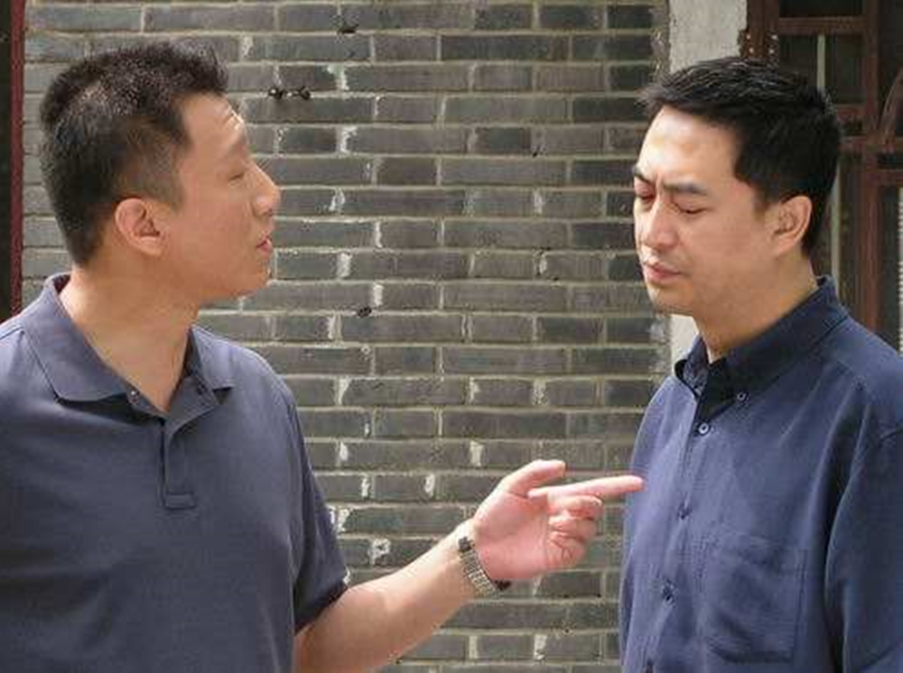 其实我们翻看何达的资料,我们会发现他也算得上是出道比较早的人了,01