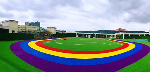 巴巴豆幼儿园 彩虹足球场正式投入使用