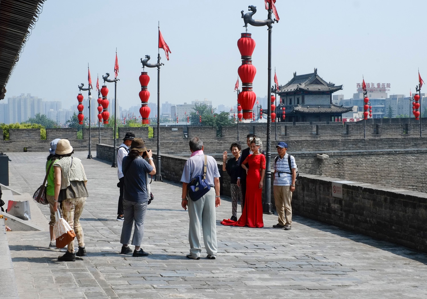 外国游客走后,这对年轻人继续顶着烈日拍摄系列照片.