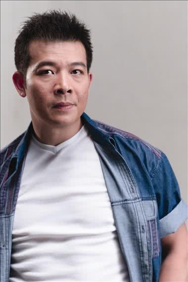 天生一副恶人相,与刘德华势不两立,如今娶了漂亮媳妇让人羡慕!