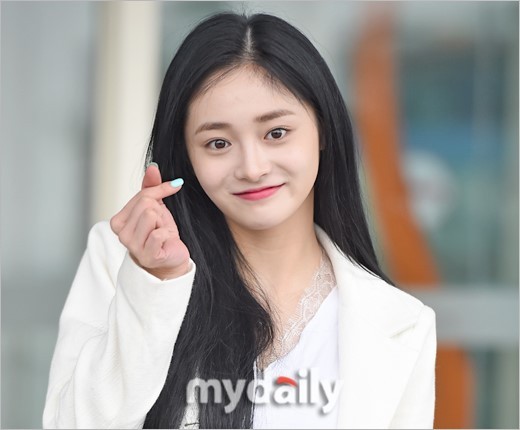 韩国女团PRISTIN成员周洁琼飞往中国参加电视