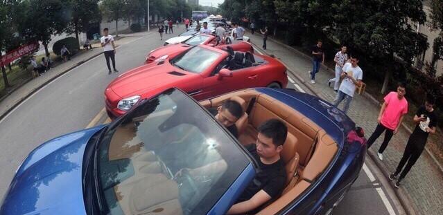 武汉高校豪车迎新,网友:职业院校就喜欢博眼球!