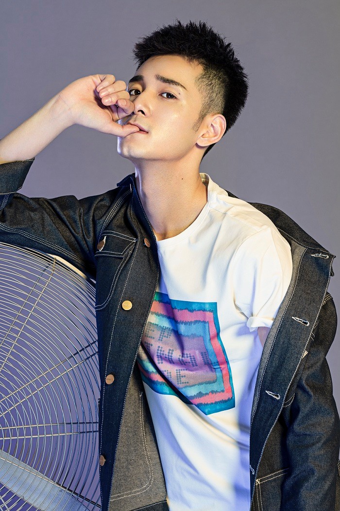 何奉天曝公益写真 干净清爽引领时尚公益潮流