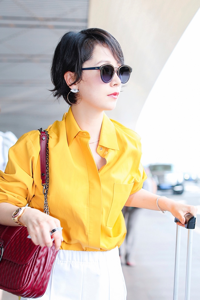 海清明丽造型现身 演绎初秋机场in时尚