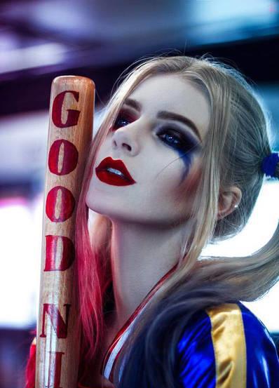 这名女孩完美的cos小丑女哈利奎因