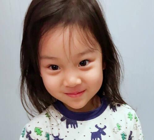 甜馨4岁生活私密照曝光,除了下巴变尖以外,最大变化是这个