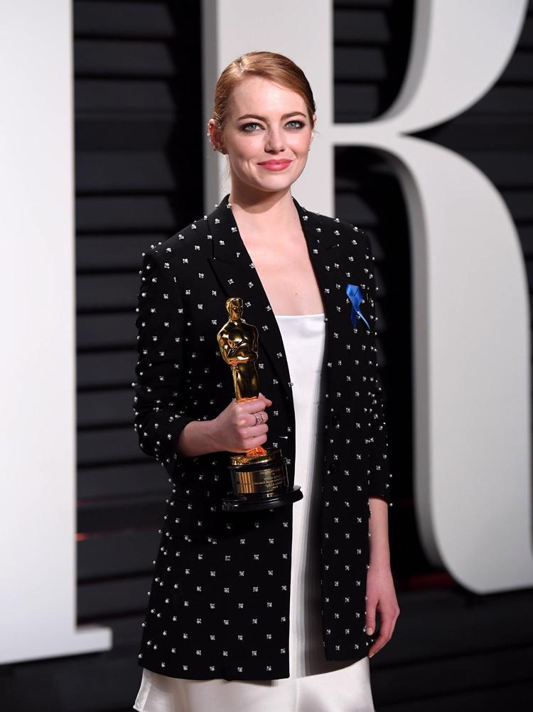 无论是演技,颜值还是作为一个演员的辛苦奋斗,石头姐的这座小金人都是