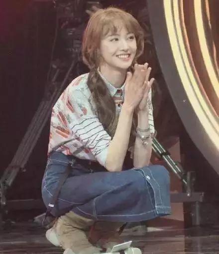 郑爽首次挑战喜剧, 却腰伤复发痛苦难忍, 惹粉丝心疼!