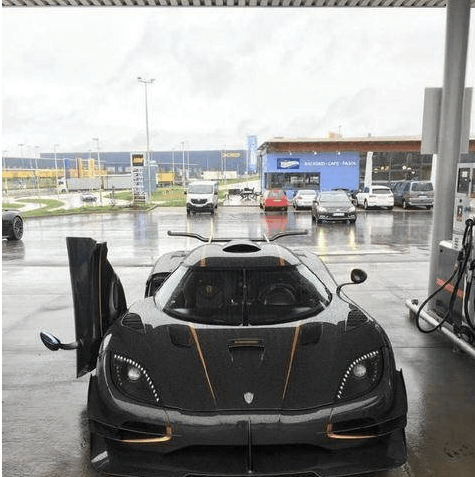 加油站的这辆5000万豪车, 只能加98号汽油, 秒杀布加迪