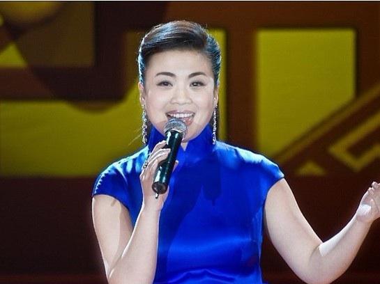 曾凭借一首《走进新时代》蹿红 如今年愈五十风韵犹存 气质不减