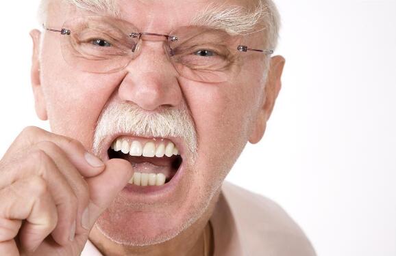 关爱老人常见的老人牙齿多颗松动原来这么解决的