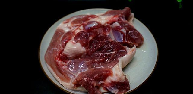 食材:肘子1个,姜6克,大蒜2克,香叶4片,花椒2克,花雕酒2勺,葱适量,八角