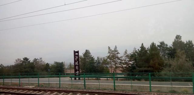 新疆盐湖又称盐湖城景区,位于乌鲁木齐前往达坂城的高速路边,西距