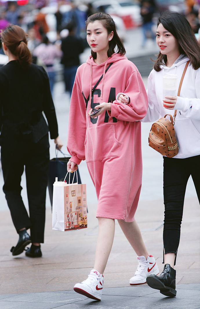 重庆街拍,粉色的长款卫衣裙舒适又随性,简约有型又有范!
