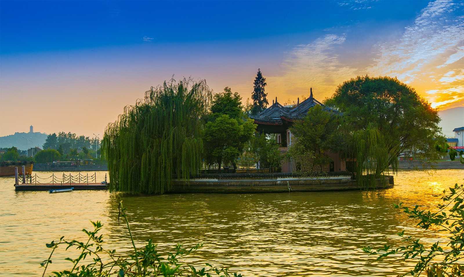 无锡古运河入城处的河道上,有一座名叫"黄埠墩"的孤岛,岛的面积仅二百