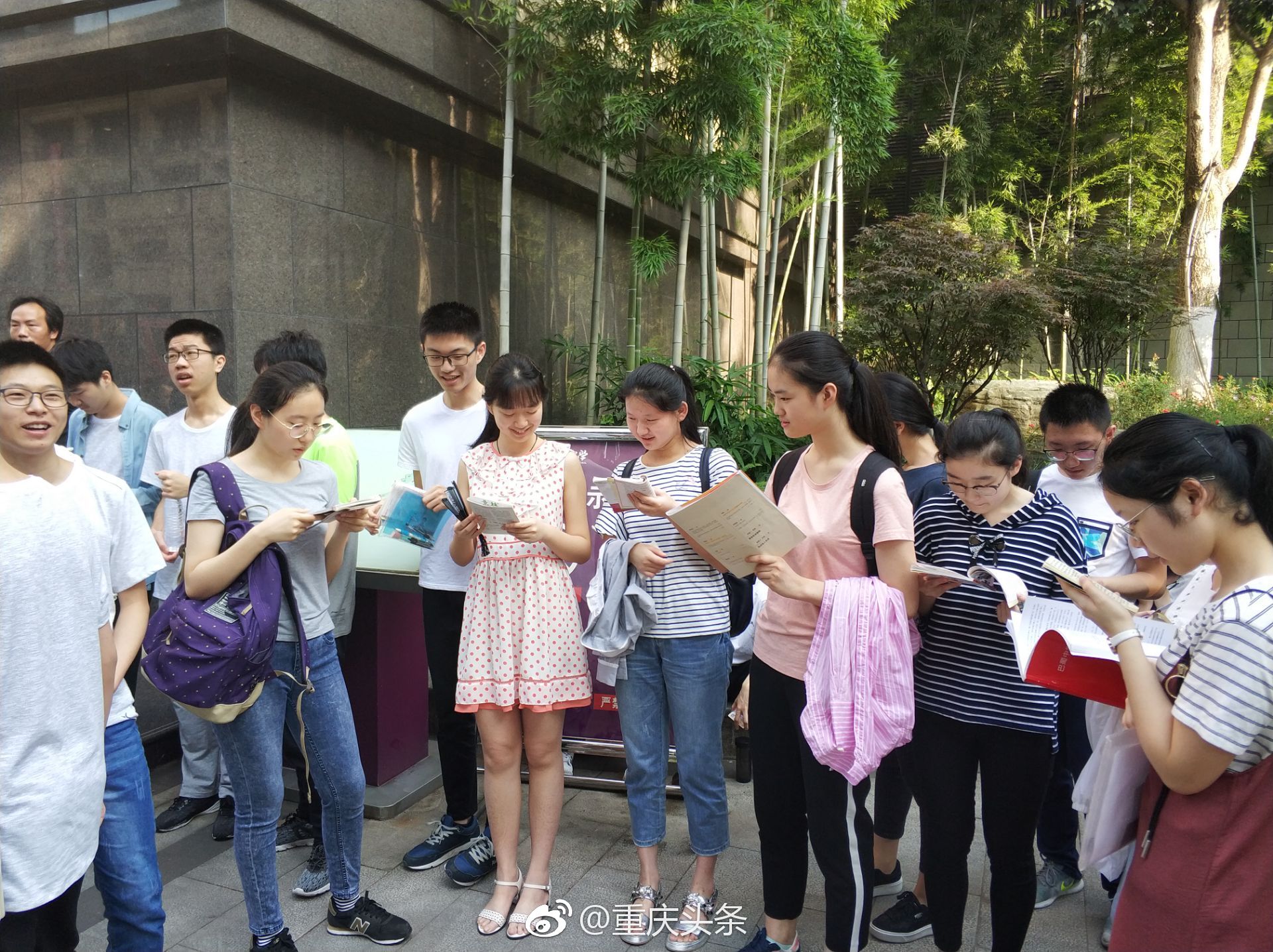 现场直击重庆高考|巴蜀中学|服务台|同学_新浪新闻