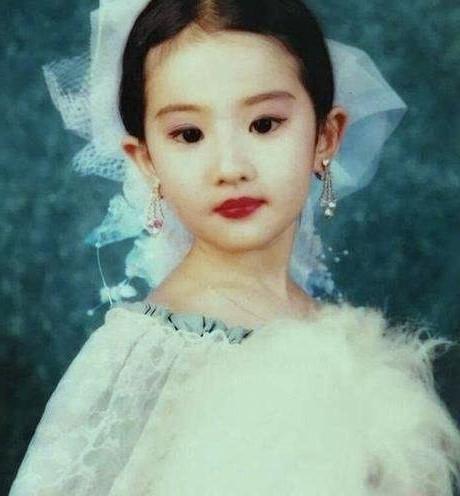 因出演演星爷执导的《美人鱼》而赢得大众关注,原来我们美人鱼小时候