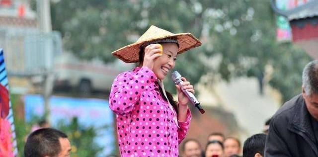 "草帽姐"演唱会惨遭观众退票,现场被气得失控,网友:活该!