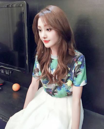 郑爽又接新剧《青春斗》,解锁最美造型,诠释别样的青春