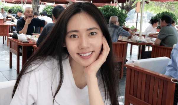 38岁韩国媳妇秋瓷炫近照曝光, 细腻光滑的手掌已磨出了茧子