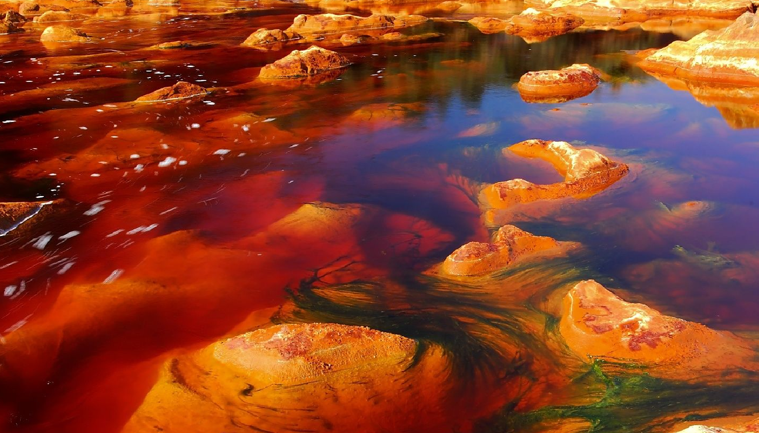 两条危险的河流,一条能煮熟动物,另一条是血红色,能溶解金属