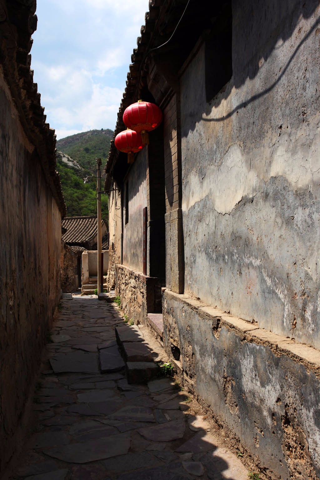 北方的布达拉宫建在山坡上的古建筑