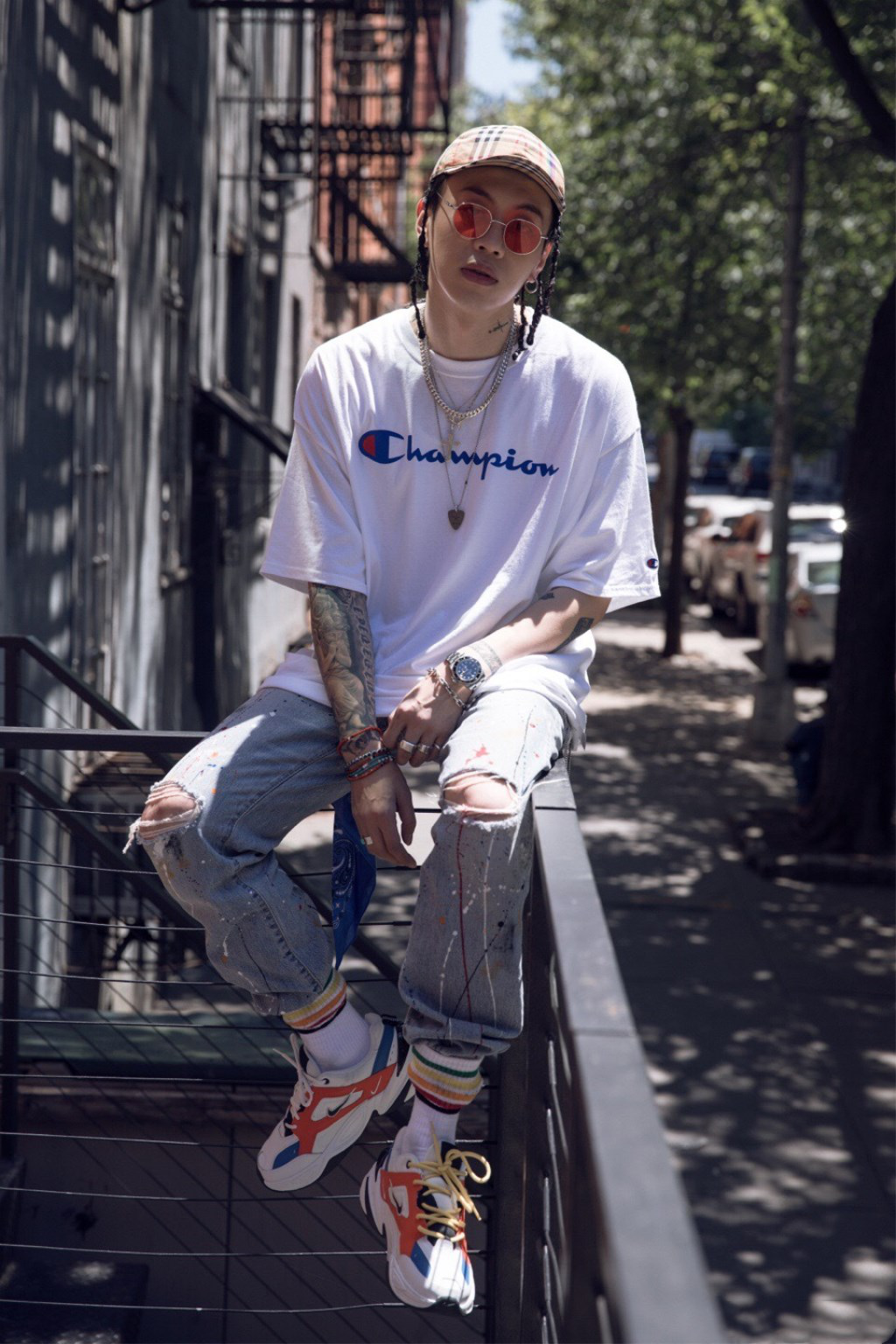 杨文昊启程巴黎时装周,街头风机场造型,男朋友穿搭get了