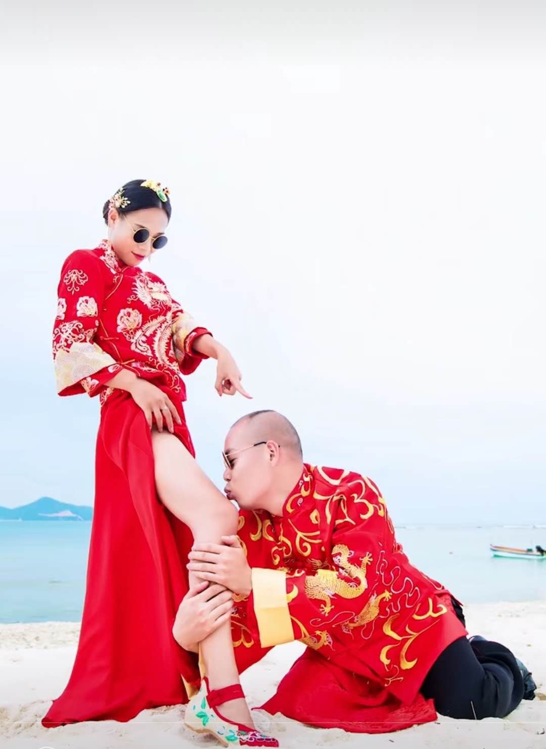 婚纱照拍摄现场,新娘被摄影师抱大腿拽腿毛,新郎竟笑得一脸开心