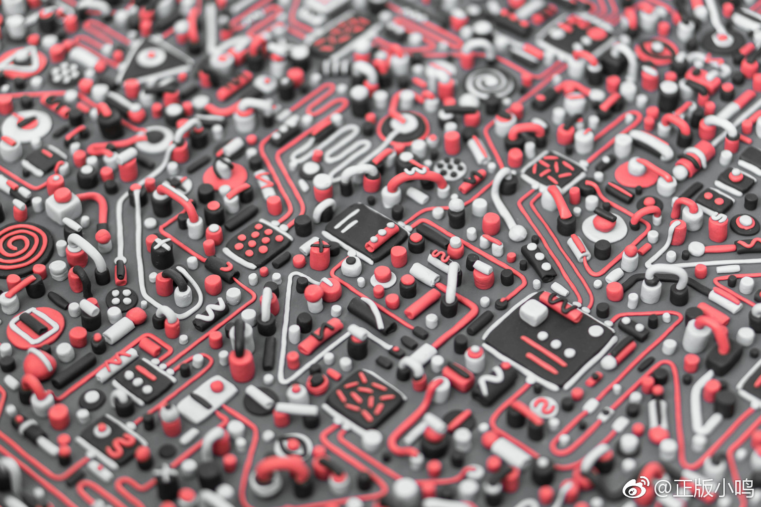 设计师蒂姆·伊斯利用橡皮泥制作了一个复杂的电路板