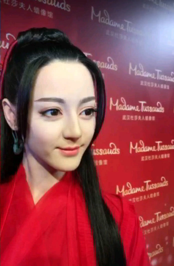迪丽热巴为自己的蜡像揭幕,天呀!快要分不出哪个才是真人